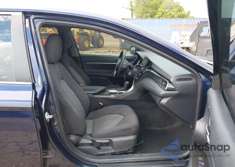 2021 Toyota Camry Le z USA, uszkodzony, nr VIN 4T1C11AKXMU603161